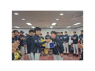 류지현 감독 선수들로부터 깜짝 선물 받음
