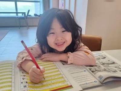 송이가 숙제하는 모습에 랜선 이모들까지 미소 짓게 됐다