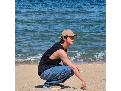 진 바닷가에서 완벽한 피지컬 뽐내며 반전 매력 발산